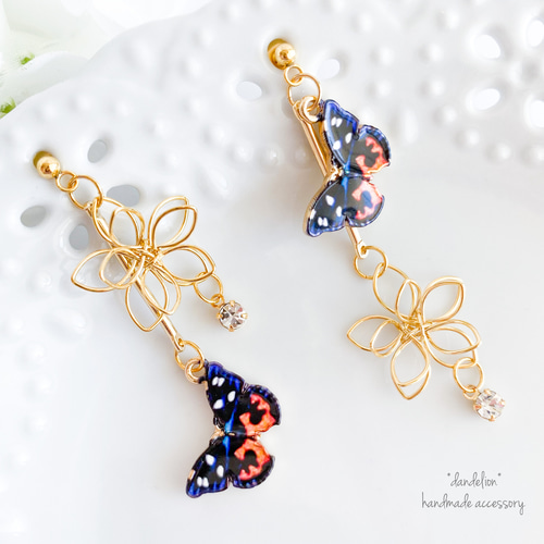 再* 小花とオレンジの蝶のアシンメトリーピアス／イヤリング ピアス 