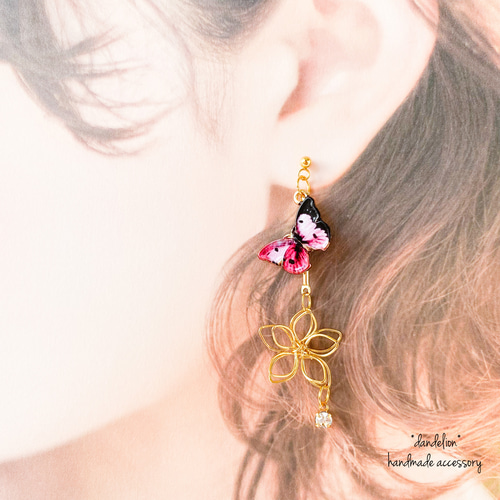 小花とピンクモルフォ蝶のアシンメトリーピアス／イヤリング ピアス