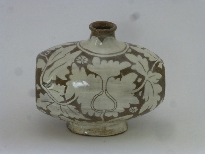 掻き落とし手俵（たわら）形壺（花入れ）（作品番号F-026)