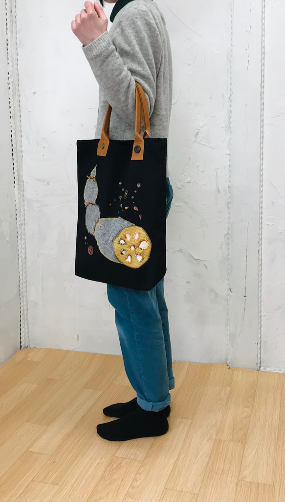 れんこんのトートバッグ　黒×茶《刺繍＆手描き》秋色 8枚目の画像