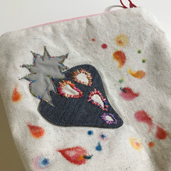 ちょっと大きめ＊いちごのポーチ《手刺繍》 7枚目の画像