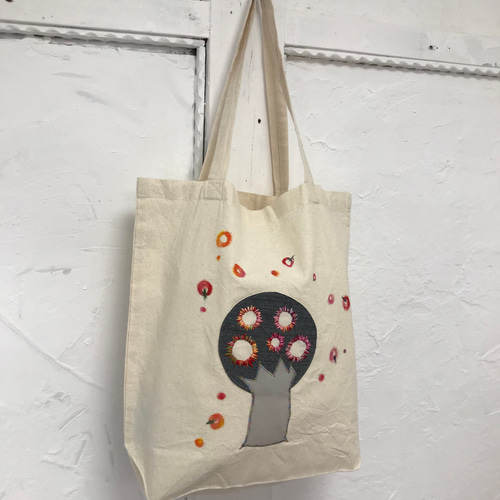 familiar キャラクター刺繍 ハンドバッグ　りんご　新品未使用品 ファミリア バッグ チェック りんご 刺繍 - メルカリ