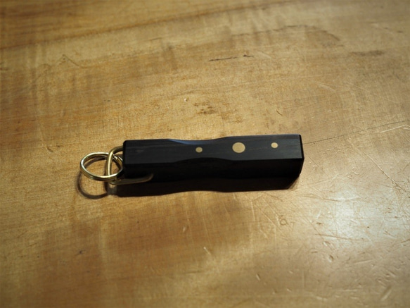 黒檀と真鍮のキーホルダー 3枚目の画像
