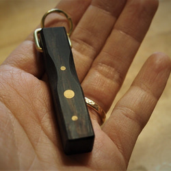 黒檀と真鍮のキーホルダー 4枚目の画像