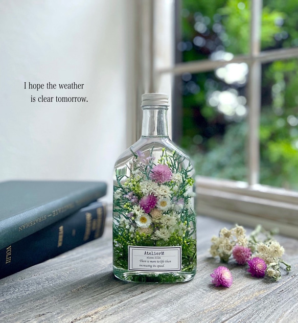 ハーバリウム　whiskey bottle　〜アキレアの咲く庭〜　 1枚目の画像