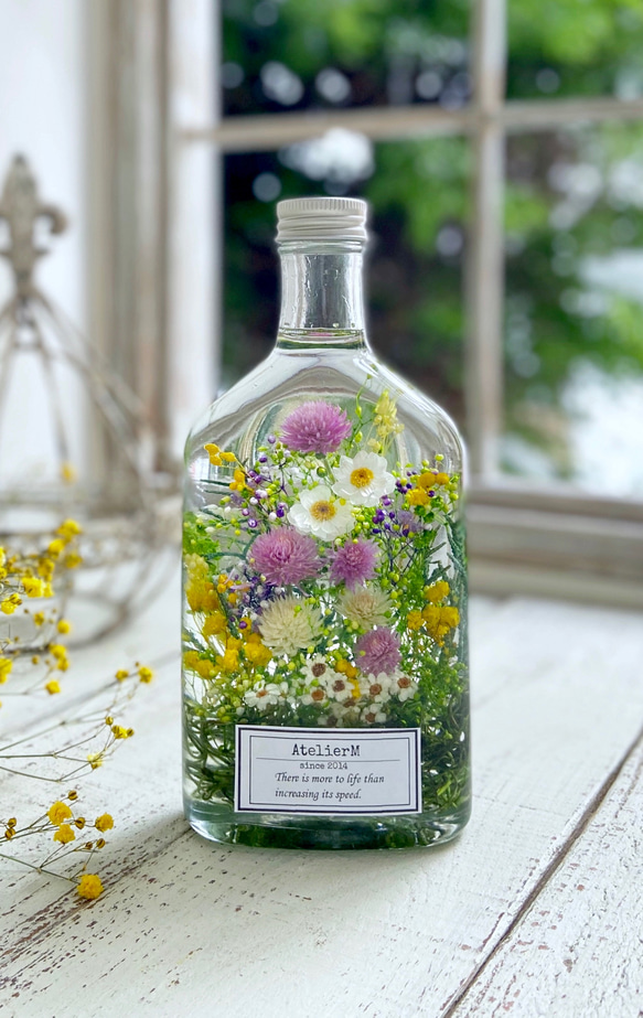 ハーバリウム　〜ボトルの中の花畑〜whisky bottle 2枚目の画像