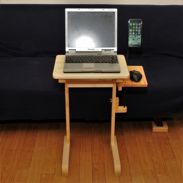 ソファーでノートパソコンが快適に使える中くらいの2本脚のＰＣテーブル　ウッドナチュラル スマートフォンホルダーつき 1枚目の画像
