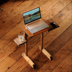 中くらいの2本足のパソコンテーブル　エボニー　ソファーでパソコンがゆったり使えます 1枚目の画像