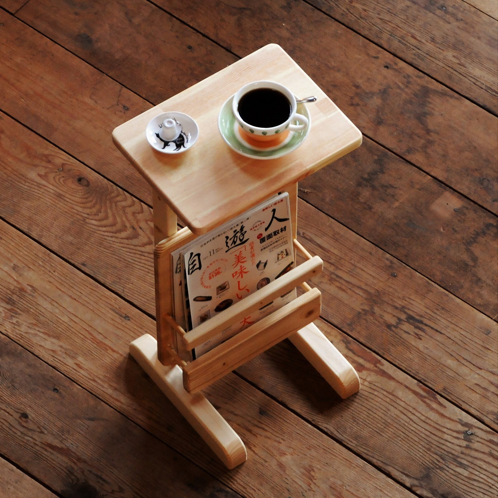 マガジンラックがついた小さな2本脚のテーブル　ウッドナチュラル