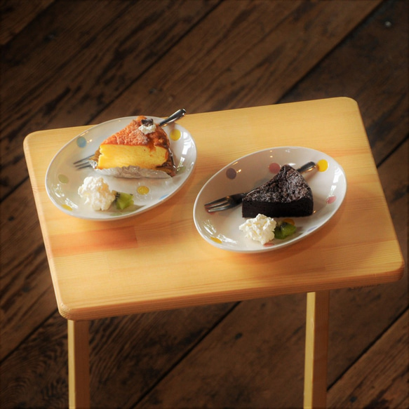 中くらいの2本足のテーブル　ウッドナチュラル　ソファーで食事をとるのに最適なサイズです 2枚目の画像