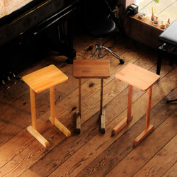 小さな2本脚のテーブル　チェリー　突っ込んで使うソファテーブルにもソファ用パソコンテーブルにも色々使えます　 3枚目の画像