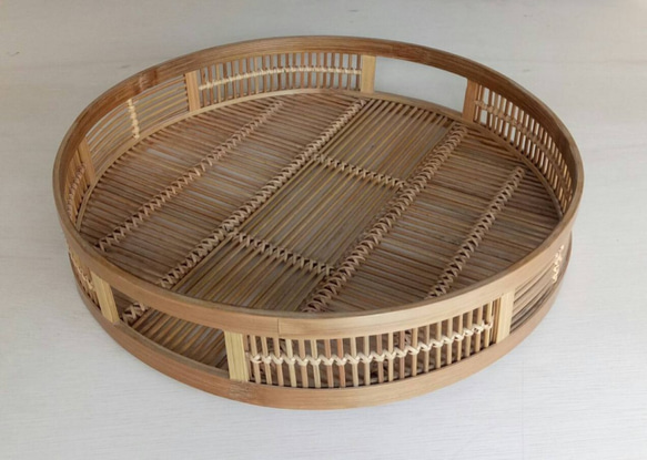 バンブートレイ 丸型トレイ 編み込み 手編み 竹製 竹細工 お盆 直径40cm　eko132 1枚目の画像