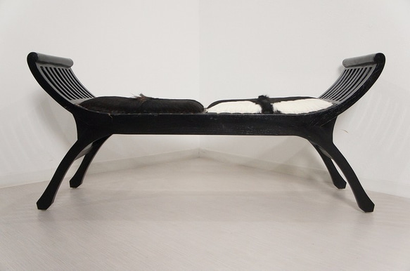 アンティーク調 チークスツール 毛皮 革張 無垢 ベンチ 椅子 ブラック 2枚目の画像
