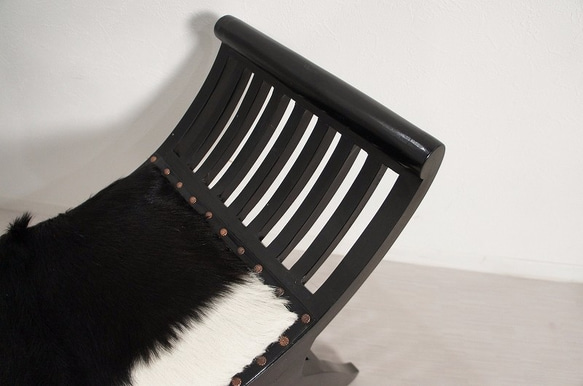 アンティーク調 チークスツール 毛皮 革張 無垢 ベンチ 椅子 ブラック 4枚目の画像