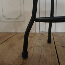 レトロ調 鉄脚スツール 座面チーク材 丸イス ブラック 工業系 作業椅子 男前インテリア 5枚目の画像