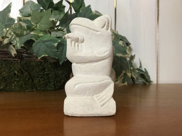 パラス石 石彫り バリ島 アジアン オブジェ 置物 カエル 10cm (プルメリア手持ち左向き) 手彫り彫刻 5枚目の画像