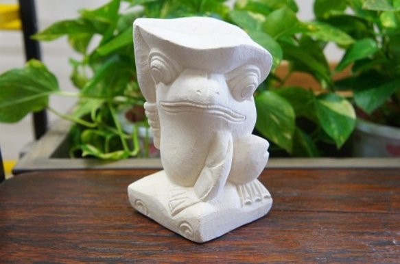 パラス石 石彫り バリ島 アジアン オブジェ 置物 カエル 15cm (葉っぱの傘左向き) 手彫り彫刻 2枚目の画像