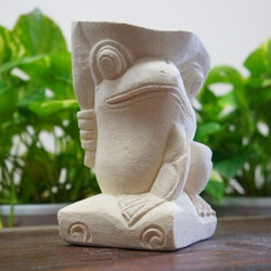 パラス石 石彫り バリ島 アジアン オブジェ 置物 カエル 15cm (葉っぱの傘左向き) 手彫り彫刻 3枚目の画像