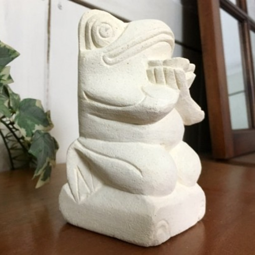 バリ島・ハンドメイド カエル彫刻 石材製 クリーム色15cm×15cm×32cm パラス石 石彫り バリ島 アジアン オブジェ 置物 カエル 15cm