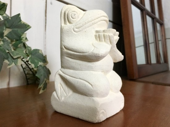 パラス石 石彫り バリ島 アジアン オブジェ 置物 カエル 15cm (プルメリア手持ち正面) 手彫り彫刻 3枚目の画像