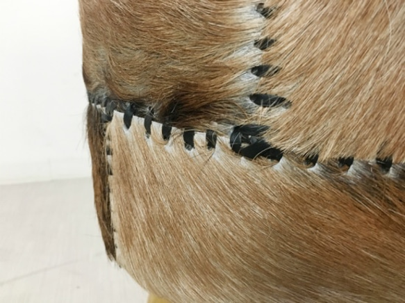 アンティーク調 ドラムスツール 毛皮張 チーク ハラコ クッションスツール 腰掛け 天然素材 4枚目の画像
