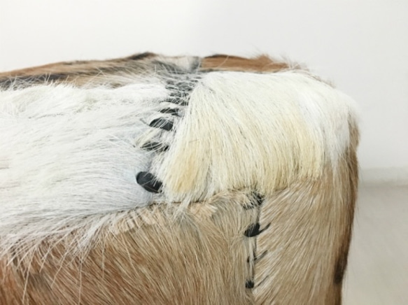 アンティーク調 ドラムスツール 毛皮張 チーク ハラコ クッションスツール 腰掛け 天然素材 5枚目の画像
