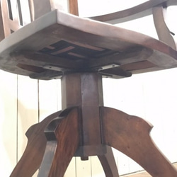 アンティーク調 木製回転アームチェア マホガニー無垢材 合皮クッション座面 書斎椅子 回転椅子 5枚目の画像