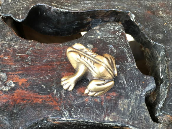 机上 卓上ペーパーウェイト 小さな真鍮製 カエルの置物  oth159 6枚目の画像