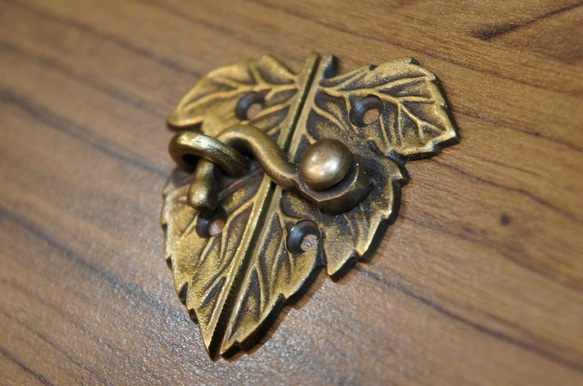 アンティーク調 真鍮製 葉っぱ型 ロック金具 観音開き扉用 ブラス