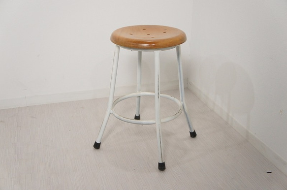 【たかはし専用　2脚セット】レトロな鉄脚スツール 座面チーク 無垢材 丸椅子 白 チェア 3枚目の画像