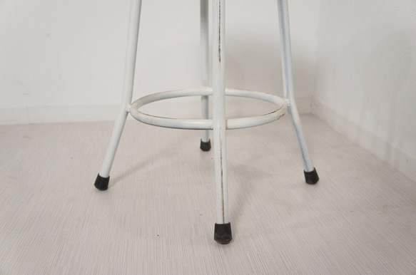 【たかはし専用　2脚セット】レトロな鉄脚スツール 座面チーク 無垢材 丸椅子 白 チェア 4枚目の画像