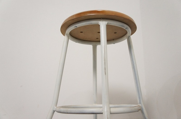【たかはし専用　2脚セット】レトロな鉄脚スツール 座面チーク 無垢材 丸椅子 白 チェア 5枚目の画像