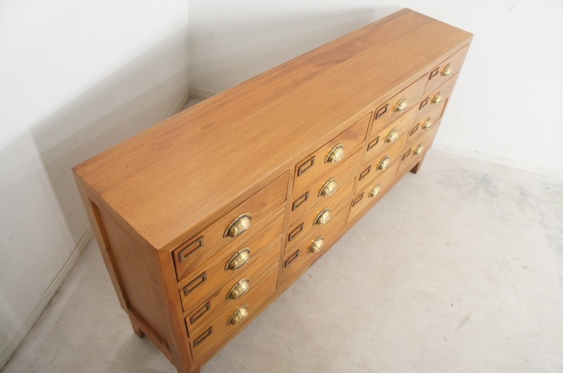 アンティーク調 脚付き 16杯引出し チェスト マホガニー 無垢材 幅143㎝ 収納【ナチュラル】che025