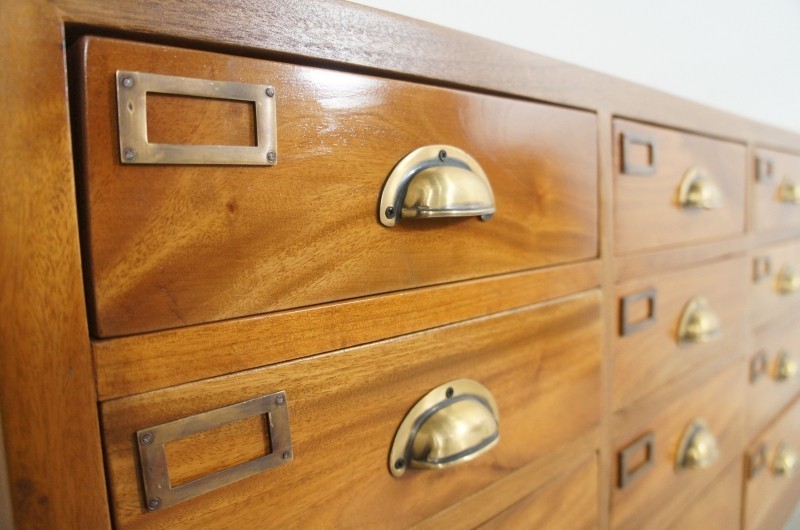 アンティーク調 脚付き 16杯引出し チェスト マホガニー 無垢材 幅143㎝ 収納【ナチュラル】che025