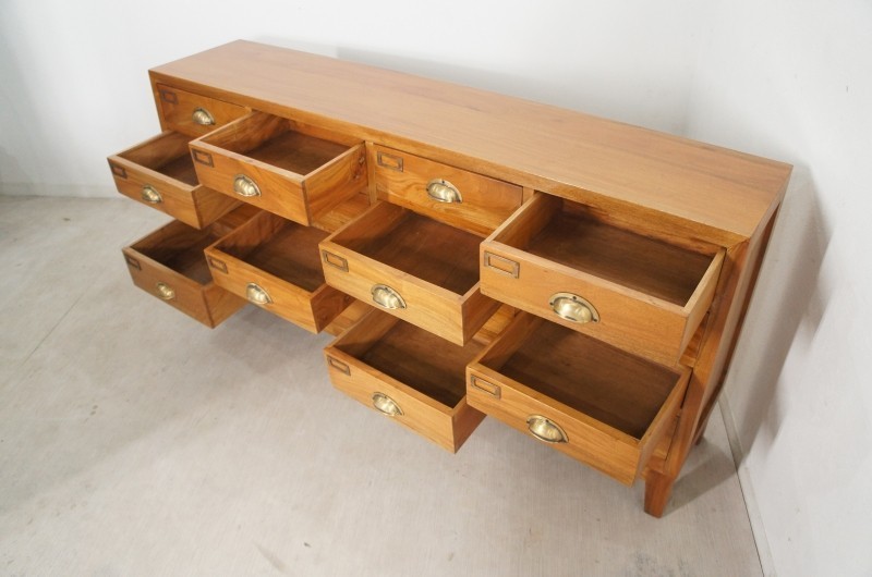 アンティーク調 脚付き 16杯引出し チェスト マホガニー 無垢材 幅143㎝ 収納【ナチュラル】che025