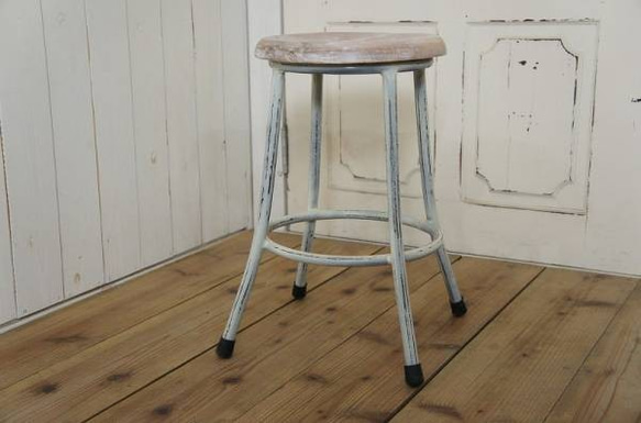 レトロな鉄脚スツール 座面チーク 無垢材 丸椅子 白 チェア 1枚目の画像