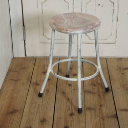 レトロな鉄脚スツール 座面チーク 無垢材 丸椅子 白 チェア 2枚目の画像