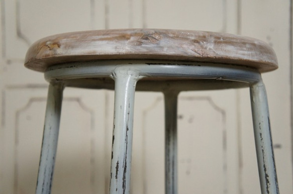 レトロな鉄脚スツール 座面チーク 無垢材 丸椅子 白 チェア 3枚目の画像