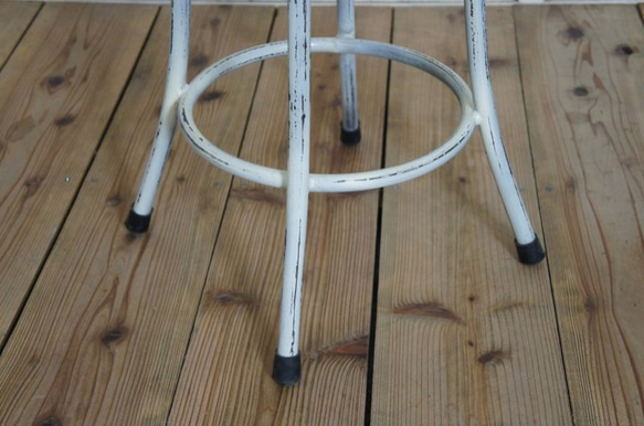 レトロな鉄脚スツール 座面チーク 無垢材 丸椅子 白 チェア 4枚目の画像