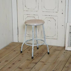 レトロな鉄脚スツール 座面チーク 無垢材 丸椅子 ホワイトチェア 1枚目の画像