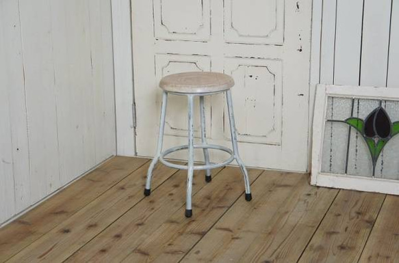 レトロな鉄脚スツール 座面チーク 無垢材 丸椅子 ホワイトチェア 1枚目の画像