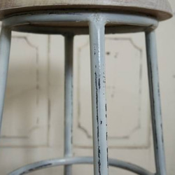 レトロな鉄脚スツール 座面チーク 無垢材 丸椅子 ホワイトチェア 3枚目の画像