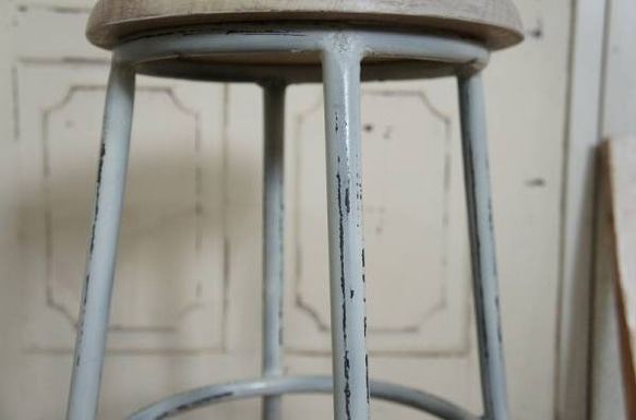 レトロな鉄脚スツール 座面チーク 無垢材 丸椅子 ホワイトチェア 3枚目の画像