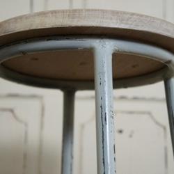 レトロな鉄脚スツール 座面チーク 無垢材 丸椅子 ホワイトチェア 4枚目の画像