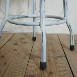 レトロな鉄脚スツール 座面チーク 無垢材 丸椅子 ホワイトチェア 5枚目の画像