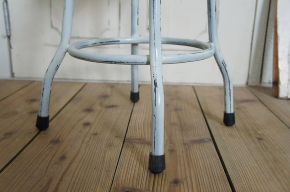 レトロな鉄脚スツール 座面チーク 無垢材 丸椅子 ホワイトチェア 5枚目の画像