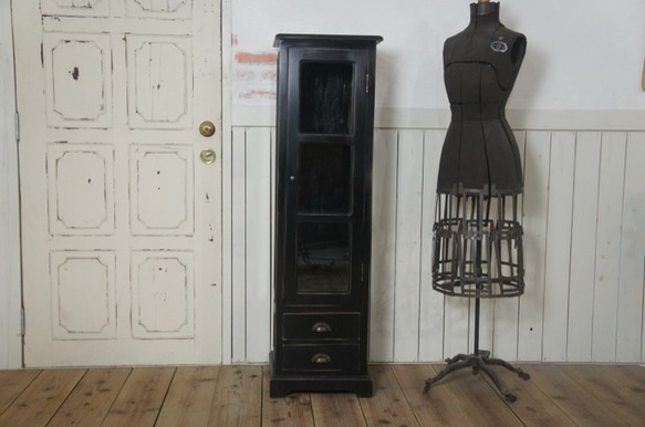 アンティーク調 スリムキャビネット ガラスショーケース 陳列収納 家具 黒 シャビー ブラック 1枚目の画像