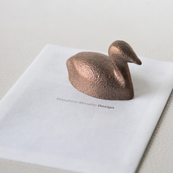 カイツブリのペーパーウェイト　琵琶湖の水鳥の置物　銅合金製 2枚目の画像