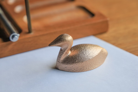 カイツブリのペーパーウェイト　琵琶湖の水鳥の置物　銅合金製 1枚目の画像