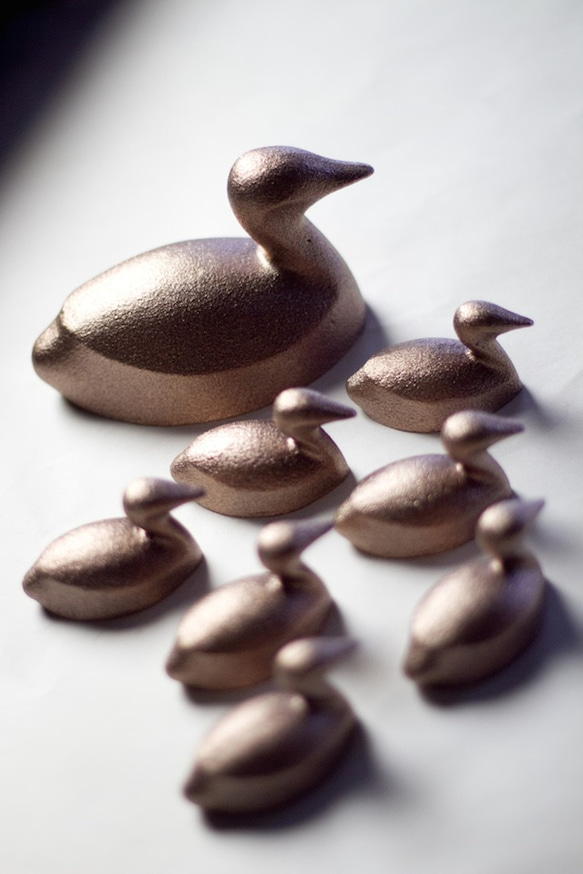 カイツブリのペーパーウェイト　琵琶湖の水鳥の置物　銅合金製 4枚目の画像